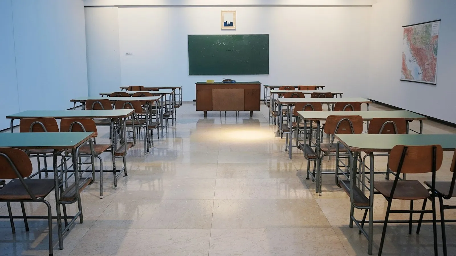 Salón de clases con pupitres y pizarrón