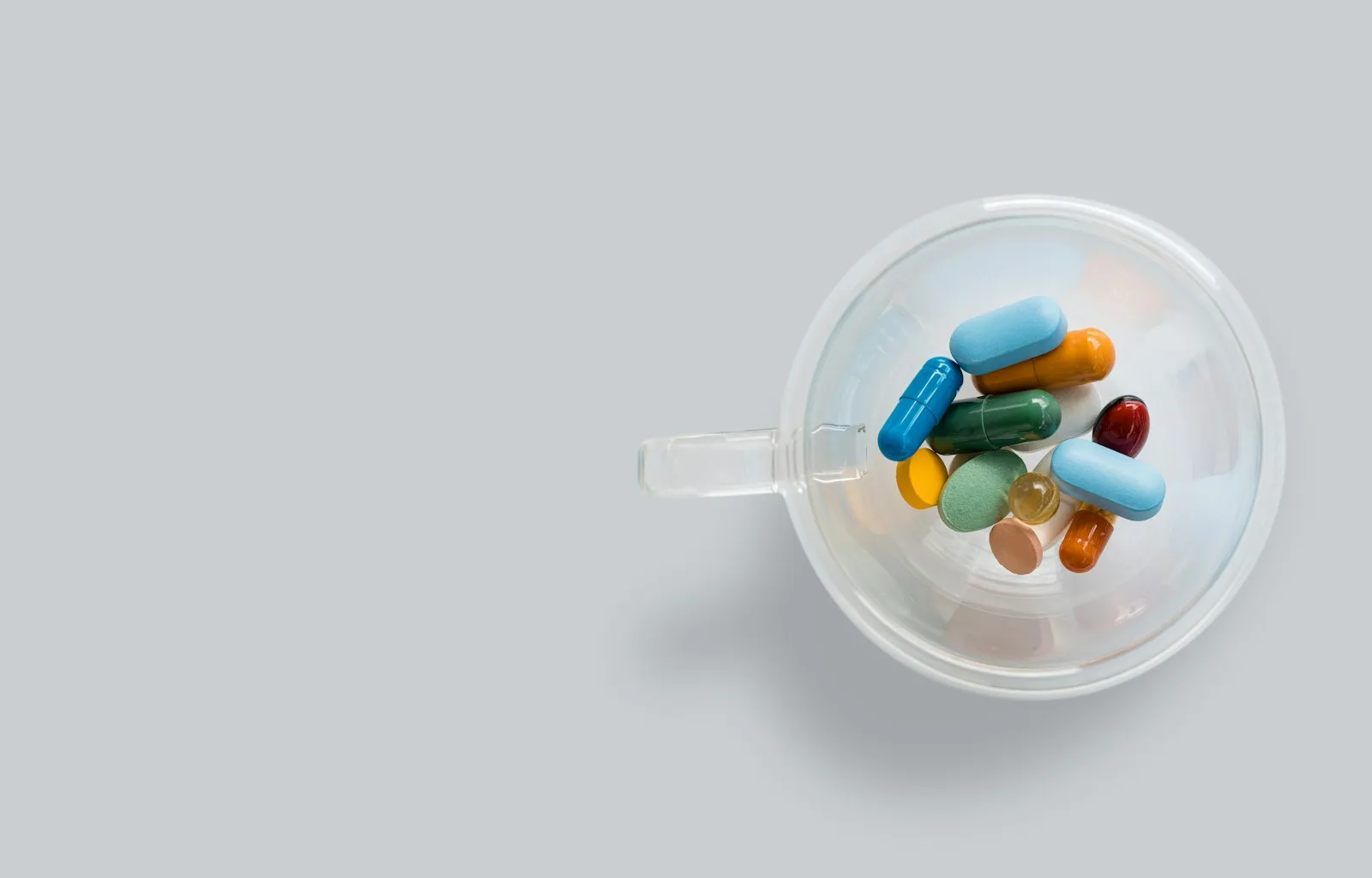 Cápsulas de colores en un recipiente de cristal